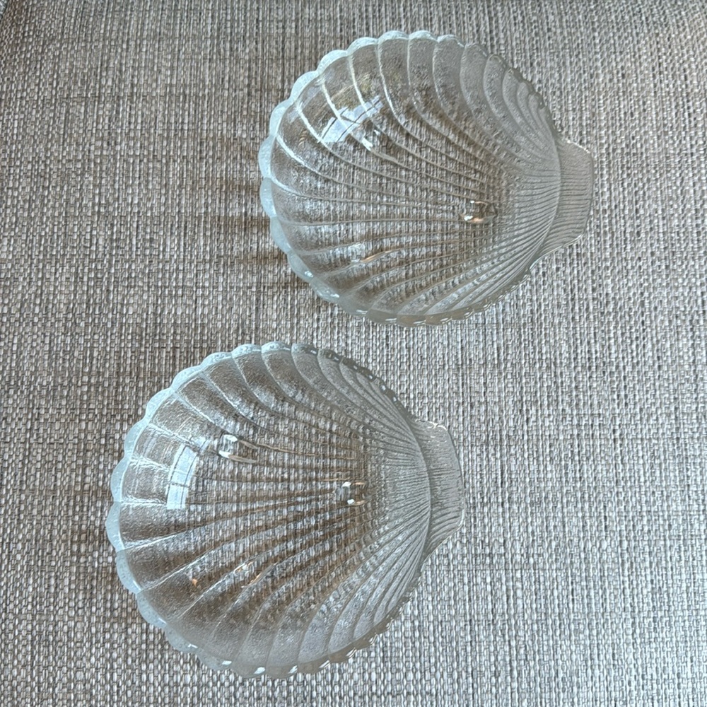 2 Anchor Hocking Footed Shell Salad Bowls 6 1/4"